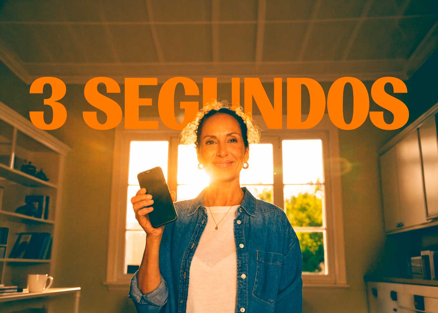 mujer con movil pensando en un hook de 3 segundos para redes